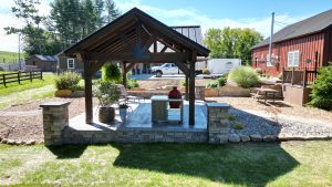 Outdoor kitchen contractors built large hardscaping space for homeowners